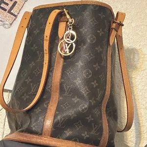 Authentic LOUIS VUITTON Monogram Bucket GM Shoulder Bag M42236